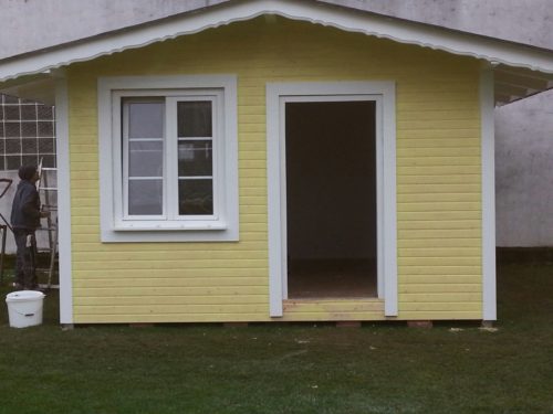 Gartenhaus Fassadenansicht aus Nut und Federn Bretter. Kanten doppel beplankt und in weiss gehalten. Haus in Gelb.